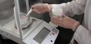 balanza enlaboratorio | Pruebas de proteínas en alimentos